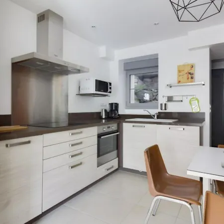 Apartment Centre-ville Avec Terrasse, Parking, Proche Telecabine Et Commodites - Fr-1-401-175