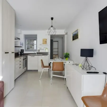 Apartment Centre-ville Avec Terrasse, Parking, Proche Telecabine Et Commodites - Fr-1-401-175