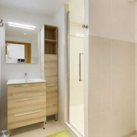 Centre-ville Avec Terrasse, Parking, Proche Telecabine Et Commodites - Fr-1-401-175 Apartment *