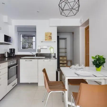 Centre-ville Avec Terrasse, Parking, Proche Telecabine Et Commodites - Fr-1-401-175 Apartment