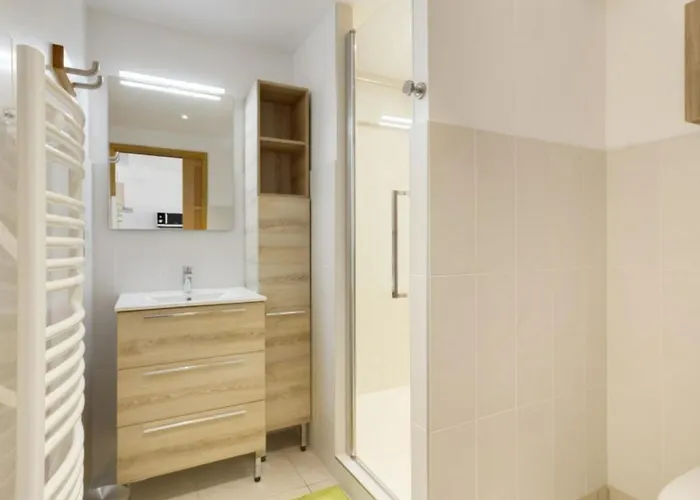 Centre-ville Avec Terrasse, Parking, Proche Telecabine Et Commodites - Fr-1-401-175 דירה *