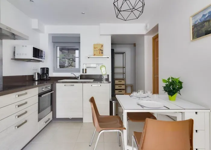 Centre-ville Avec Terrasse, Parking, Proche Telecabine Et Commodites - Fr-1-401-175 דירה